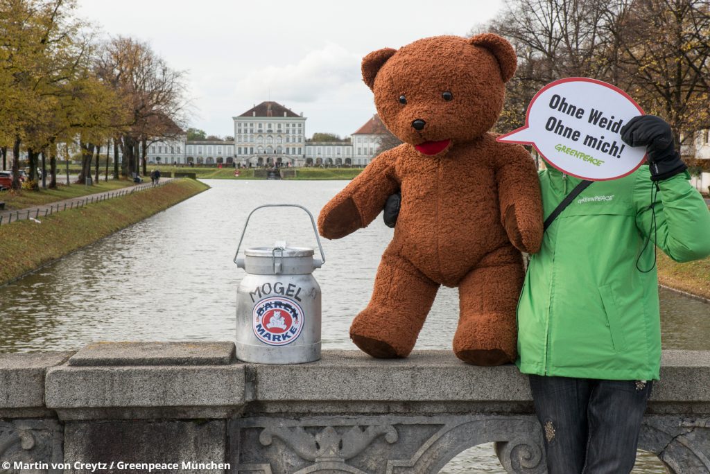 Der Bär protestiert für Weidehaltung am Schloss Nymphenburg