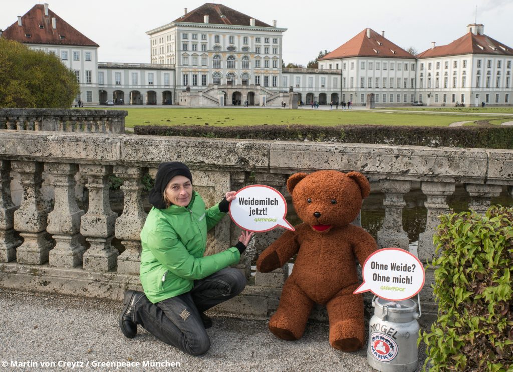 Der Bär protestiert für Weidehaltung am Schloss Nymphenburg