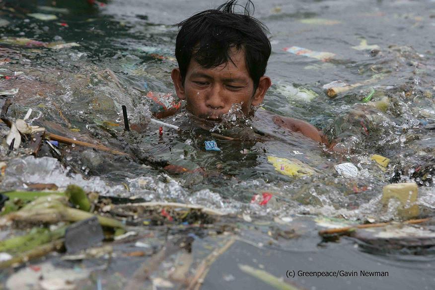 Greenpeace Aktivisten sammeln Plastikmüll und Abfall aus der Bucht von Manila
