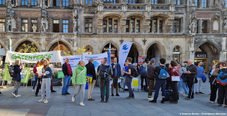 Protest vor dem Münchner Rathaus gegen die Absenkung von Klimastandards beim Bauen