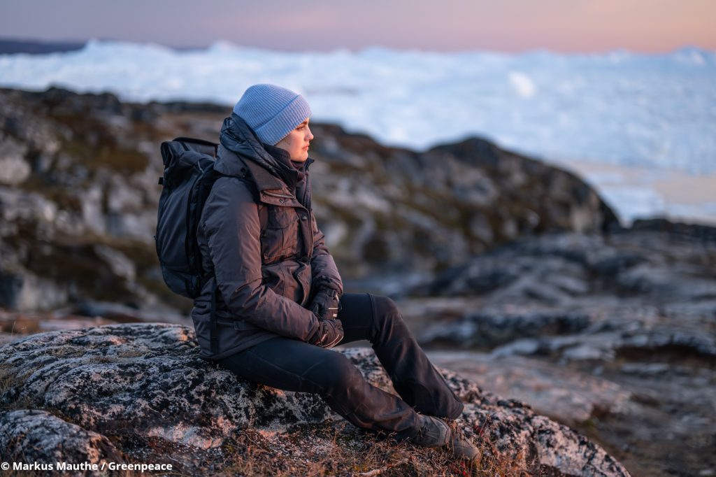 Louisa Schneider in der Abendsonne vor dem Geltscher Sermeq Kujalleq