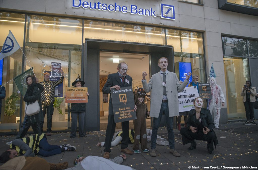 Aktion vor Deutscher Bank: Klimanetz, XR, Greenpeace München und urgewald