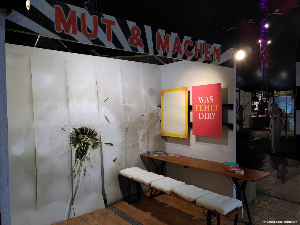 Interaktiver Stand von Greenpeace München beim Tollwood Winterfestival 2025
