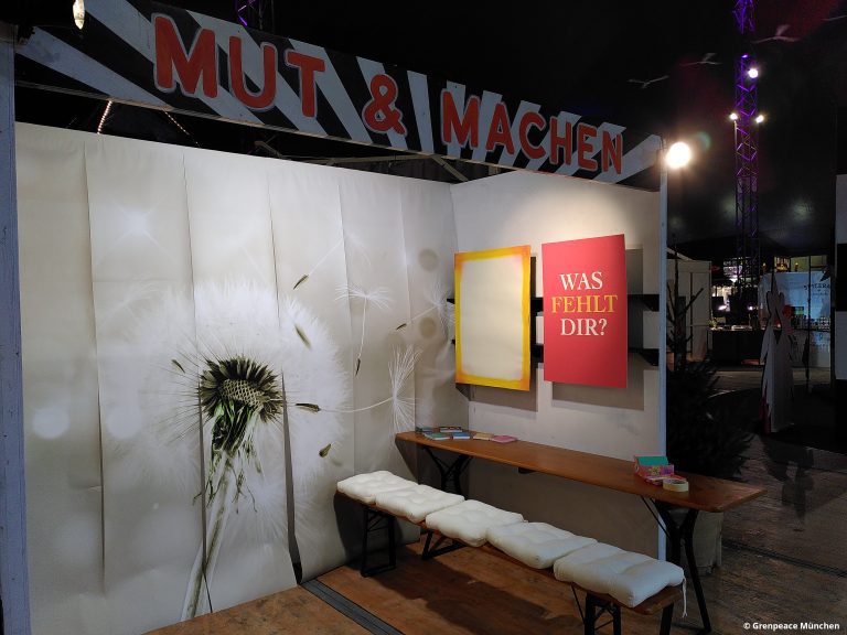 Interaktiver Stand von Greenpeace München beim Tollwood Winterfestival 2025