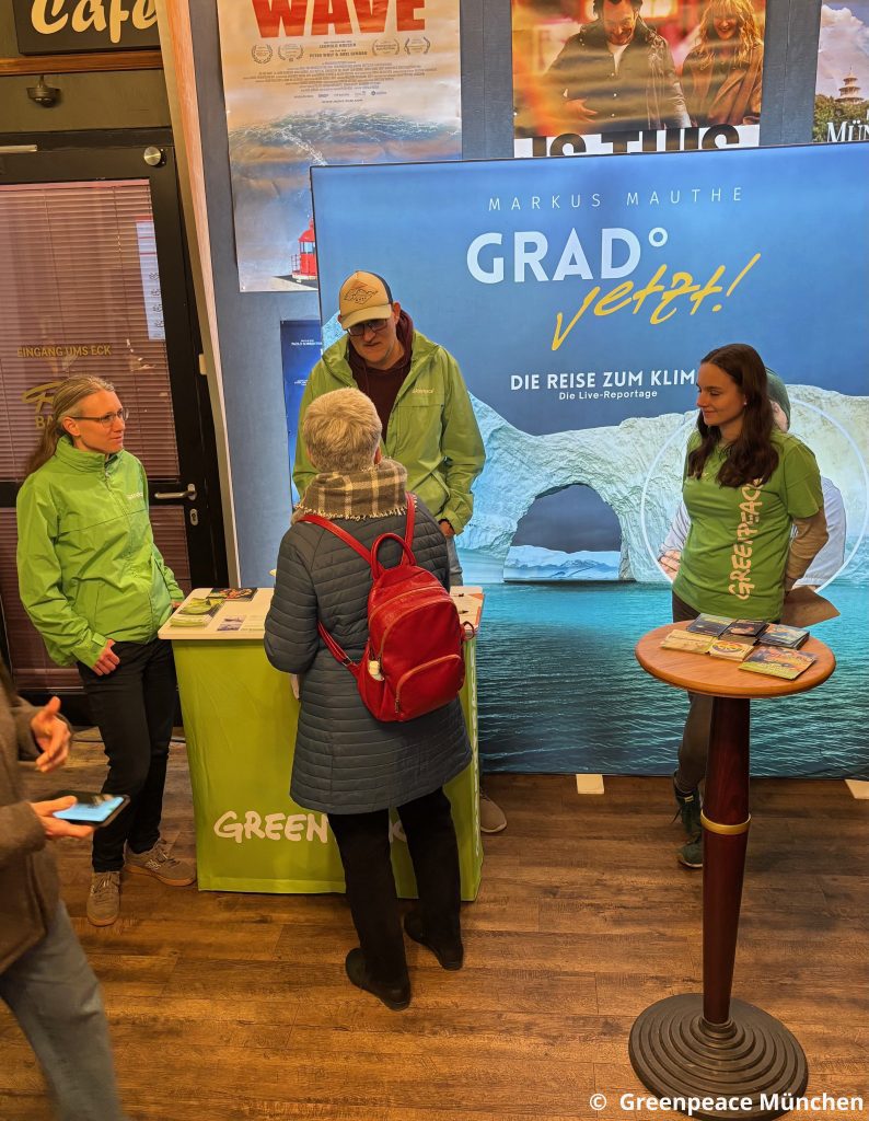 Infostand im Rio Filmpalast vor der Multivisionsshow von Markus Mauthe