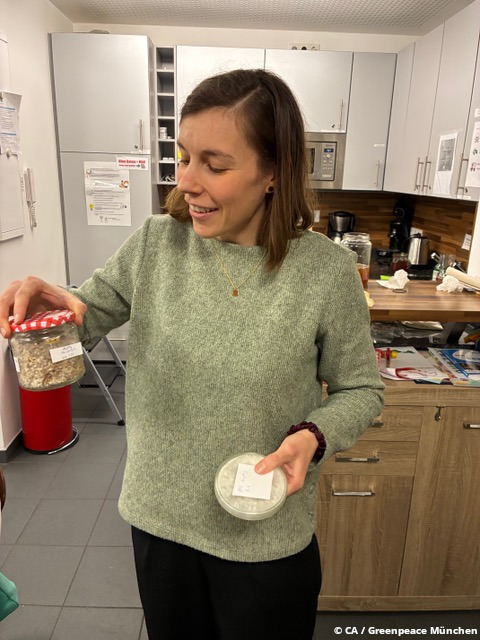 Mareike zeigt die unterschiedlichen Stadien der Pilzmyzeme.