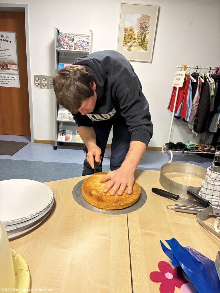 Tortenboden aufschneiden