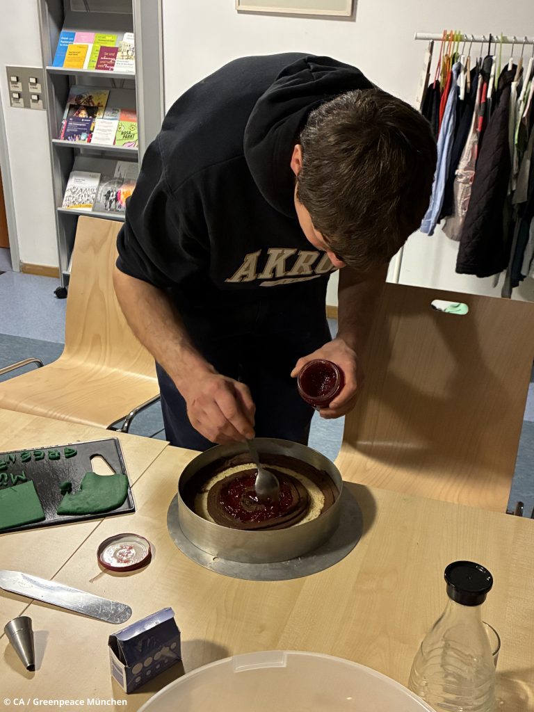 Torte mit Canache und Konfitüre füllen