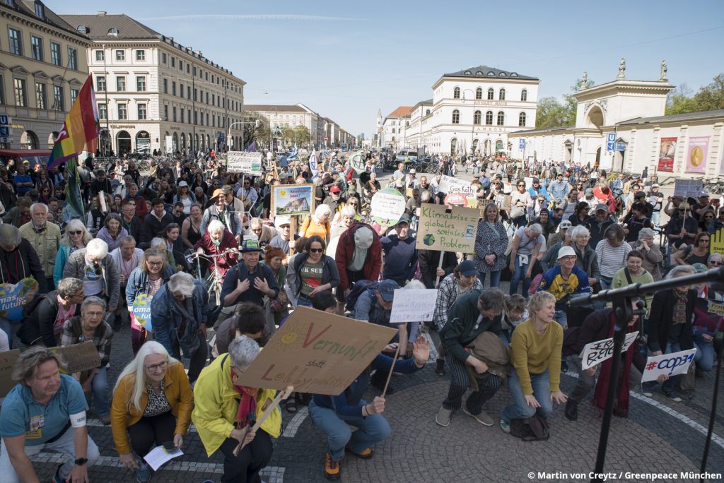 Demo am Odeonsplatz unter dem Motto "Wir können uns Reiche ncht leisten", organisiert von Fridays for Future