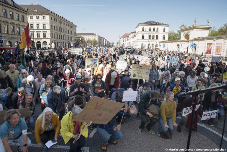 Demo am Odeonsplatz unter dem Motto "Wir können uns Reiche ncht leisten", organisiert von Fridays for Future