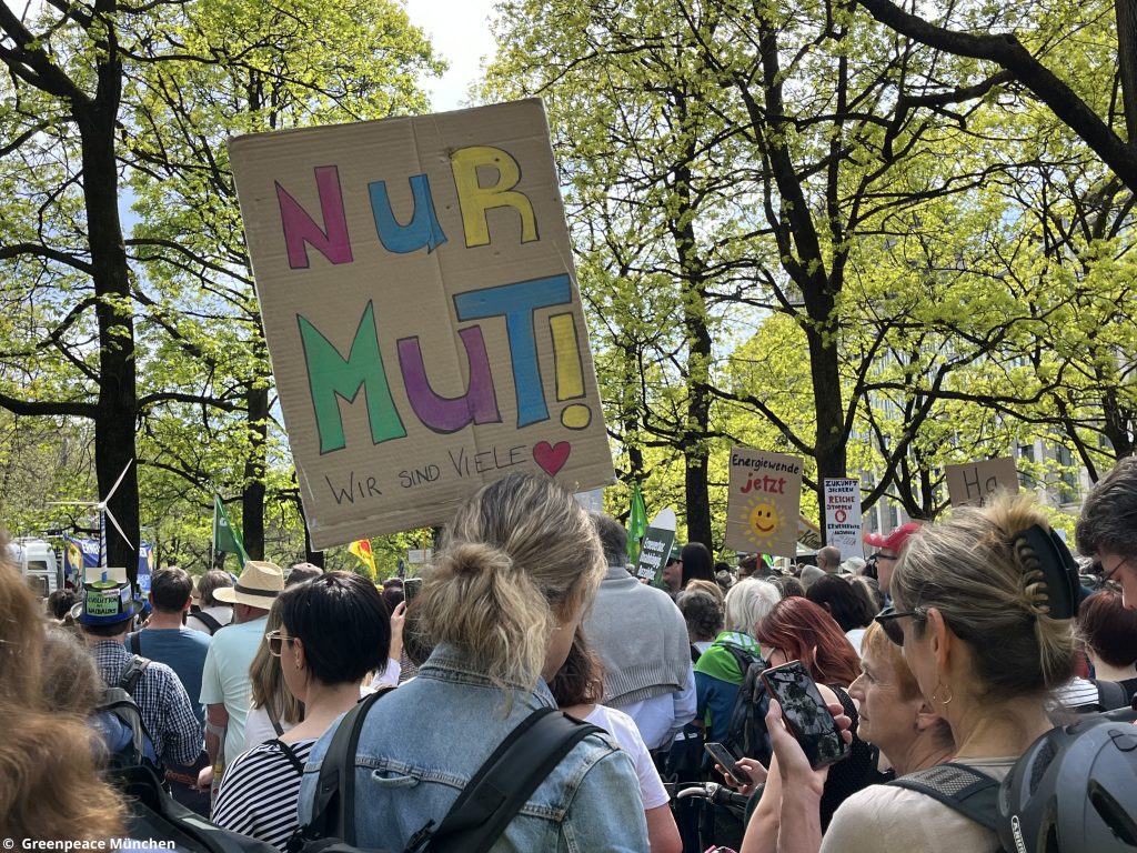 Nur Mut! Wir sind viele - Schild bei der Demo für erneuerbare Energien