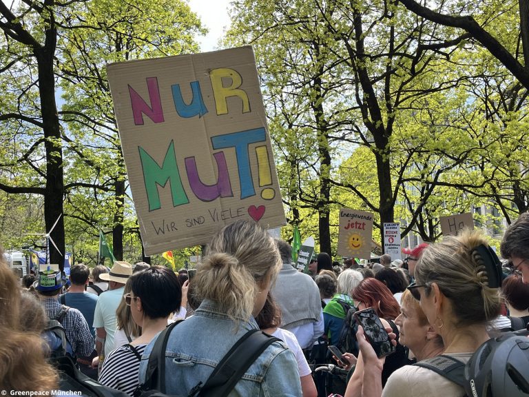 Nur Mut! Wir sind viele - Schild bei der Demo für erneuerbare Energien