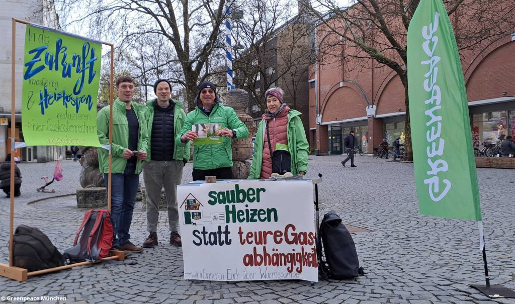 Infostand von Greenpeace München am Rotkreuzplatz: Sauber Heizen statt teure Gasabhängigkeit