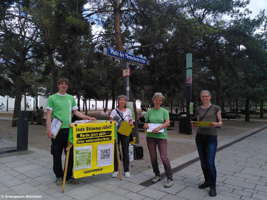 Unterschriftensammlung von Greenpeace München für den Baumentscheid am Platz der Menschenrechte in Riem