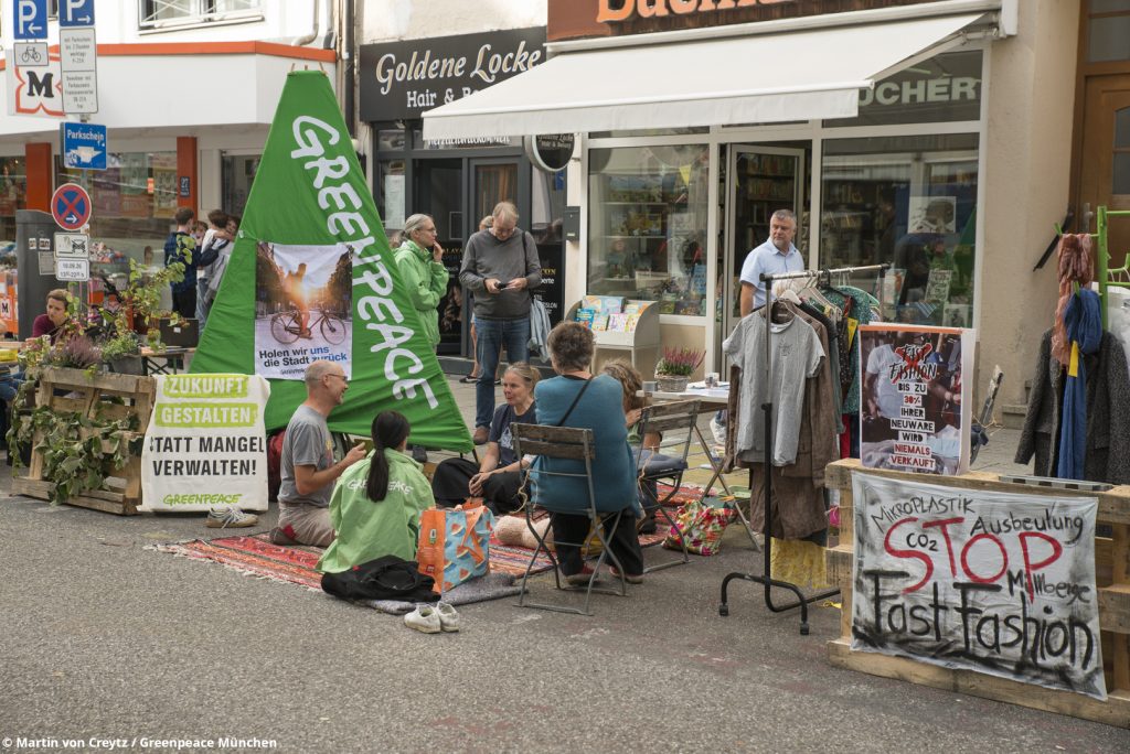 Klimaorganisationen besetzen am ParkingDay Parkplätze von Autos
