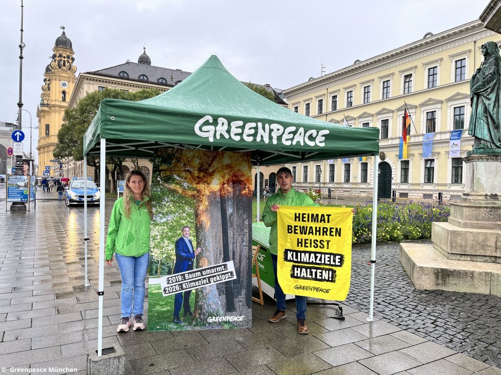 Greenpeace München protestiert in der Ludwigstraße gegen die Abschaffung des bayerischen Klimaziels