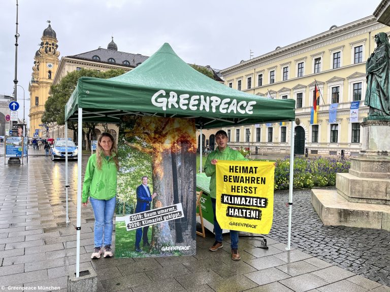 Greenpeace München protestiert in der Ludwigstraße gegen die Abschaffung des bayerischen Klimaziels