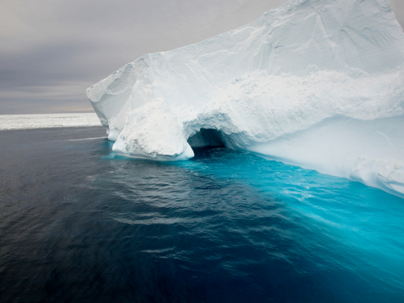 Eisberge treiben im Südpolarmeer