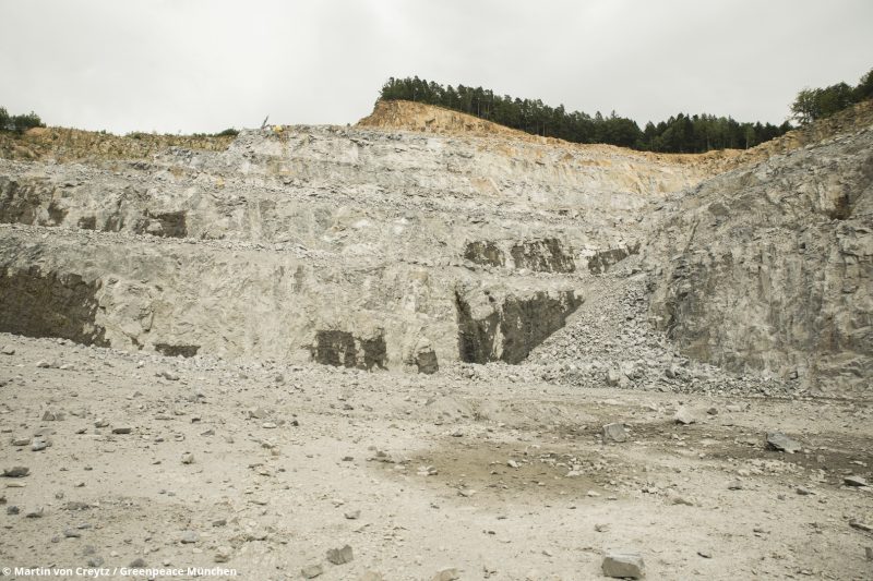 Greenpeacerecherche im steinbruch Bauer/Kusser Nammering