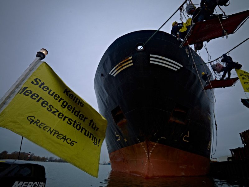 Greenpeace-Aktivisten protestieren gegen die Subventionen der Überfischung: Der europäische Trawler Jan Maria ist 117 Meter lang und hat rund 5.000 Tonnen Ladekapazität.